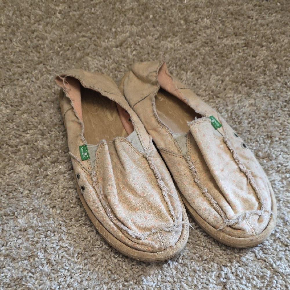 Sanuk Peach And Tan Polka Dot Slip On Shoes